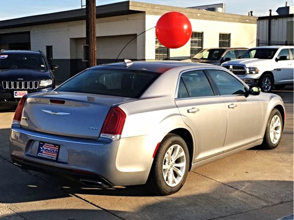 2016 Chrysler 300 Limited RWD